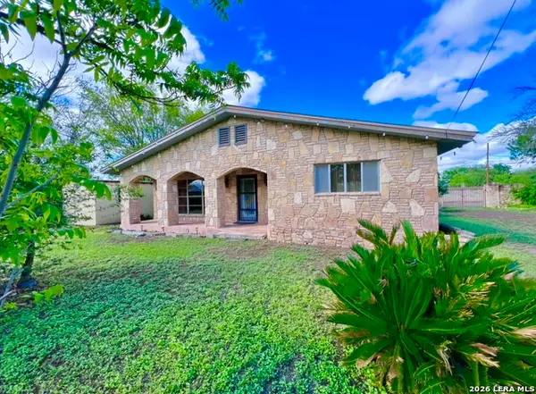 202 W Veltman St, Brackettville, TX 78832