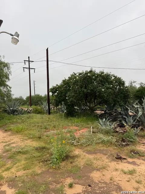 512 Community Rd, Carrizo Springs, TX 78834 - #1