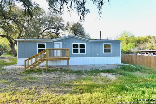 909 Pine Eagle Ln, San Antonio, TX 78260