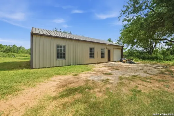 909 County Road 669, Devine, TX 78016