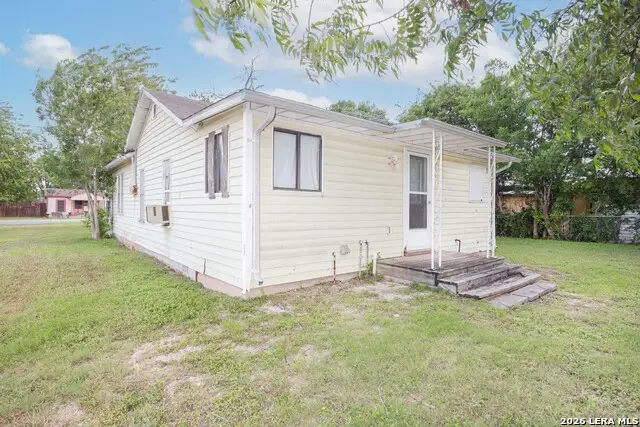 1902 17th St, Hondo, TX 78861 - #1