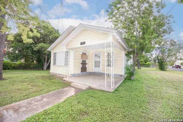 1902 17th St, Hondo, TX 78861 - #2