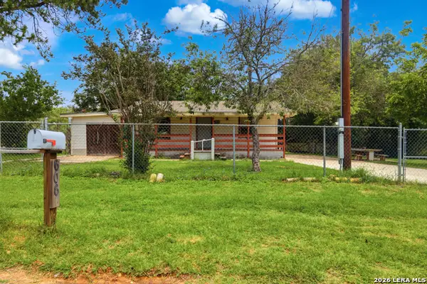 606 Viewpoint Dr, Poteet, TX 78065