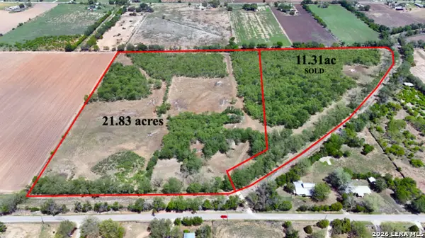 304 County Road 6611, Devine, TX 78016
