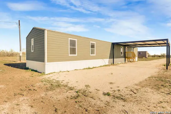 2811 Cr 467, Devine, TX 78016