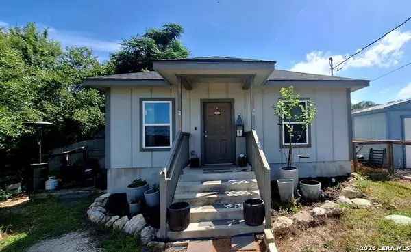 1260 Mountain View Dr, Canyon Lake, TX 78133
