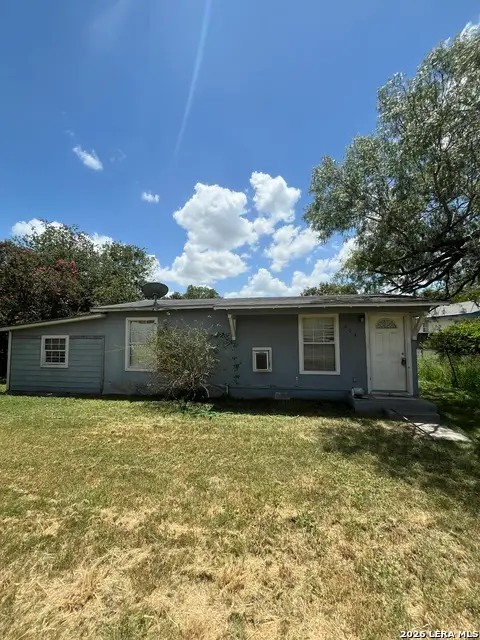 904 Pine St, Floresville, TX 78114 - #1