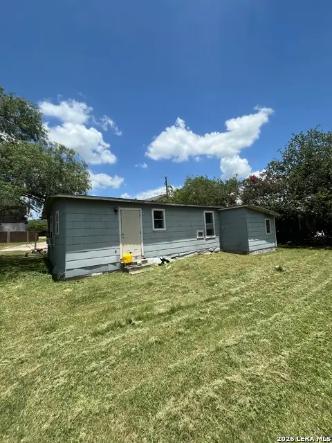 904 Pine St, Floresville, TX 78114 - #2