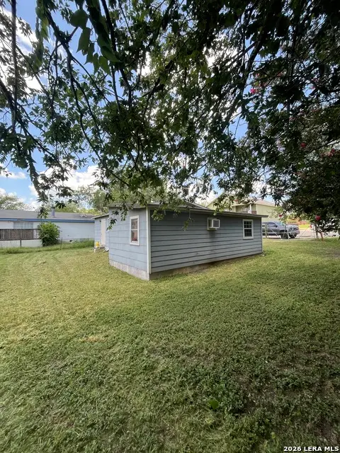 904 Pine St, Floresville, TX 78114 - #3