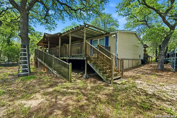 216 Oak Grv, La Vernia, TX 78121