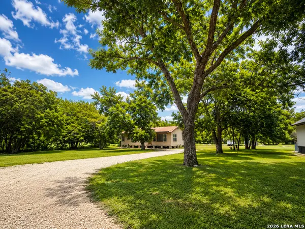 1201 Avenue J, Hondo, TX 78861