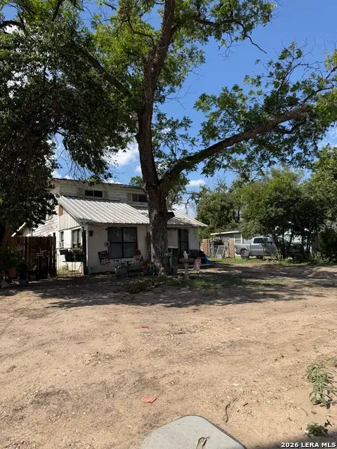 118 E Mill St, Uvalde, TX 78801 - #2