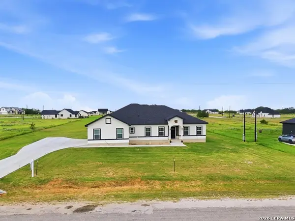 105 Hidden Cv, Floresville, TX 78114