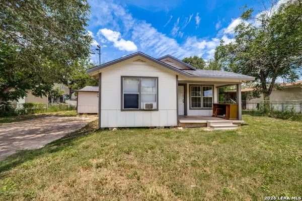 1129 Plum St, Floresville, TX 78114