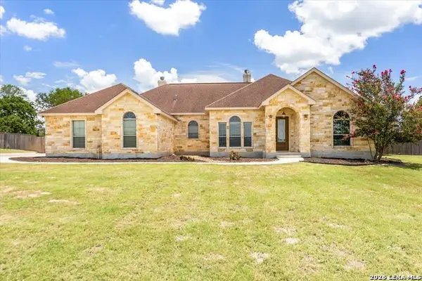 160 Abrego Lake Dr, Floresville, TX 78114