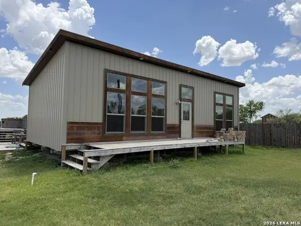 7002 County Road 4514, Devine, TX 78016