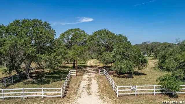 727 Eagle Creek Dr, Floresville, TX 78114 - #1