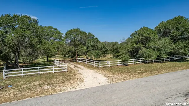727 Eagle Creek Dr, Floresville, TX 78114 - #2