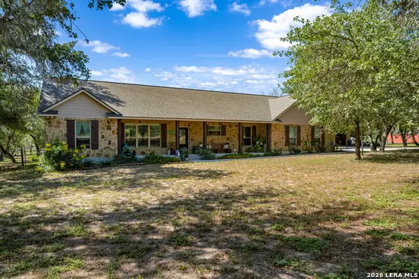 170 Montesito Ln, Floresville, TX 78114