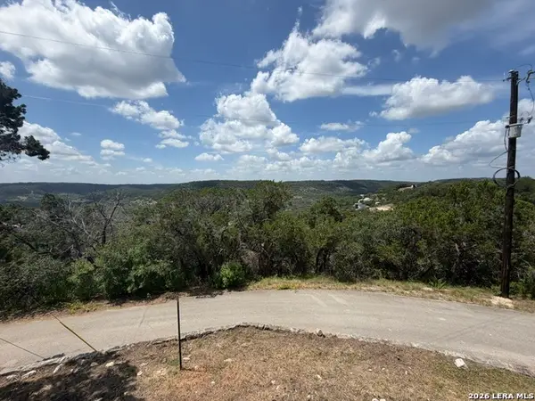360 Wind Crest Dr, Canyon Lake, TX 78133