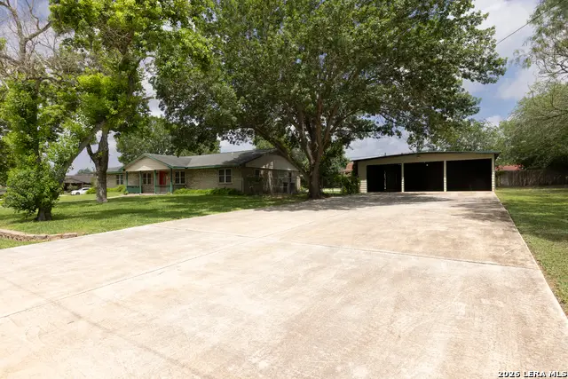 601 Poplar St, Jourdanton, TX 78026 - #3