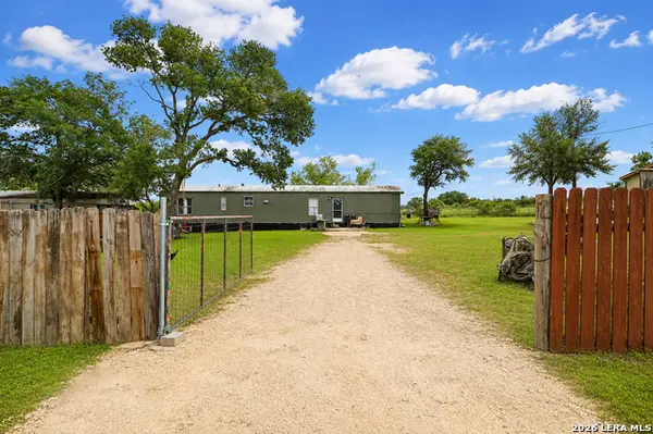 125 Villa Ridge Dr, Poteet, TX 78065