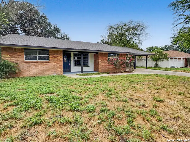1217 E Comal St, Pearsall, TX 78061 - #1