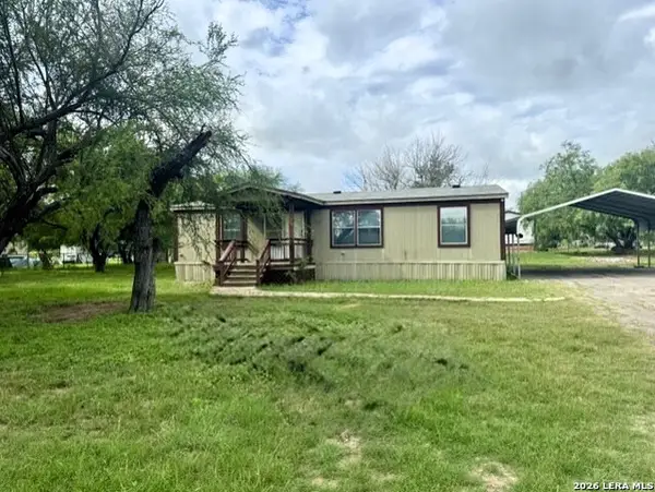 165 County Road 6751, Devine, TX 78016