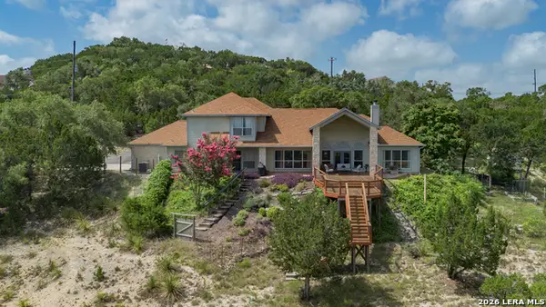 1114 Lakepark Dr, Lakehills, TX 78063
