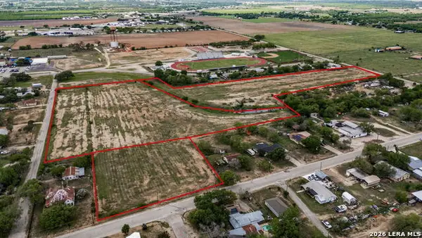000 N Windy Knoll, Devine, TX 78016