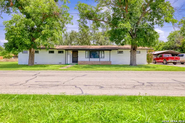 1019 E Leona Rd, Uvalde, TX 78801