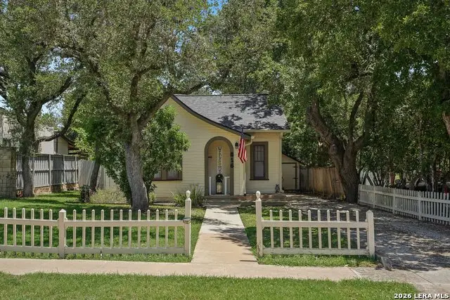 816 Wheless Ave, Kerrville, TX 78028 - #1