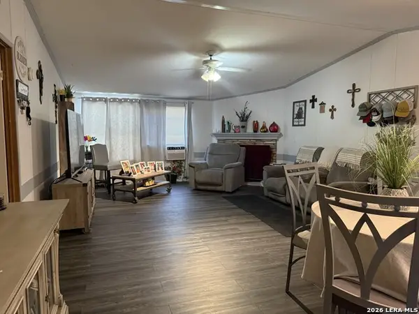 276 County Road 7710, Devine, TX 78016