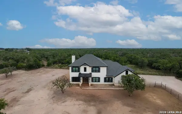 914 County Road 7718, Devine, TX 78016