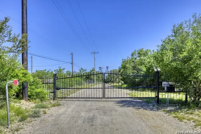 433 Mills Ln, Uvalde, TX 78801 - #3