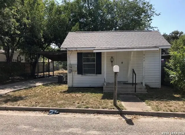 907 Martin St, Pleasanton, TX 78064 - #1