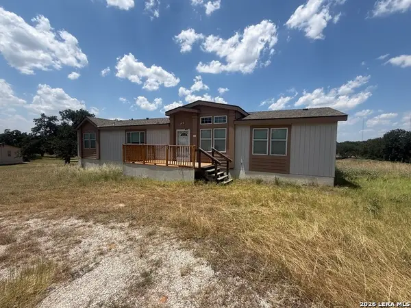 313 Eagle Ridge Dr, Floresville, TX 78114