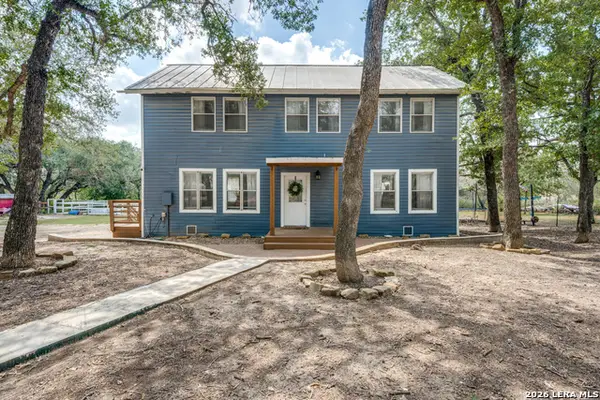 227 Shady Oaks Dr, Floresville, TX 78114