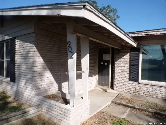 902 E Crockett St, Beeville, TX 78102 - #2