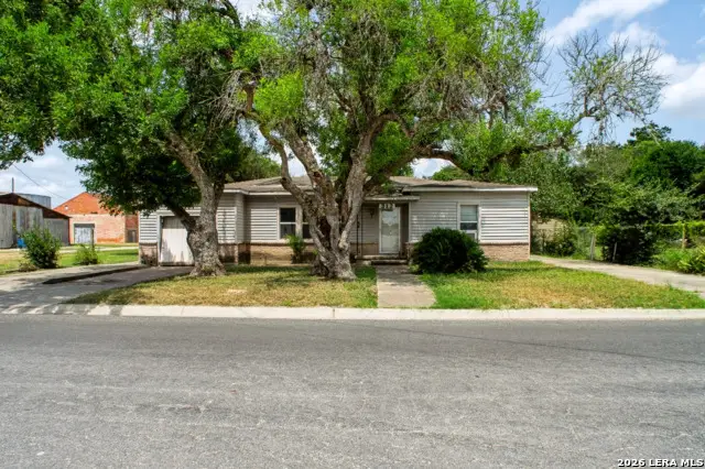 312 N Monroe St, Beeville, TX 78102 - #1