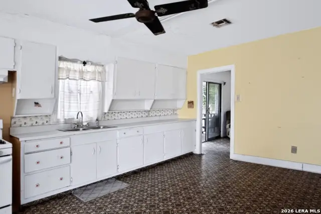 312 N Monroe St, Beeville, TX 78102 - #3