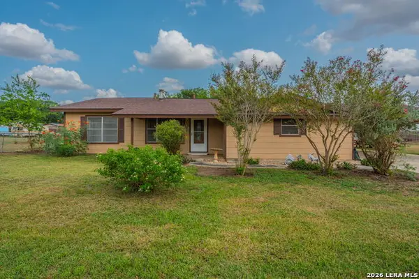 146 Sylvester St, Poth, TX 78147