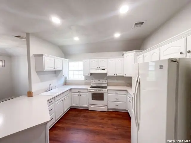 2106 Geneva St, Castroville, TX 78009 - #2