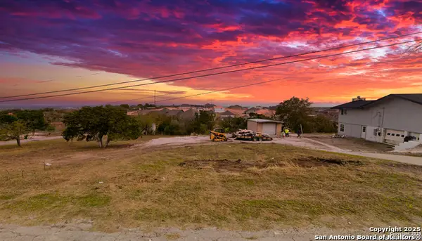 6707 E Queens Crown St, Live Oak, TX 78233