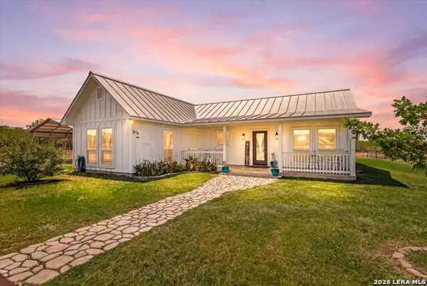 977 Private Road 1688, Moore, TX 78057