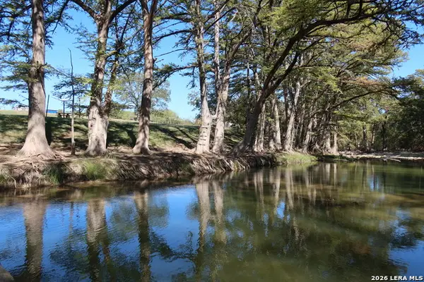 782 Mountain View Dr, Bandera, TX 78003