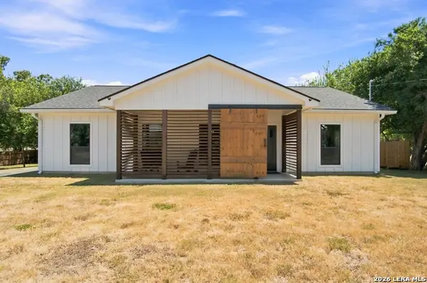 1111 Avenue K, Hondo, TX 78861