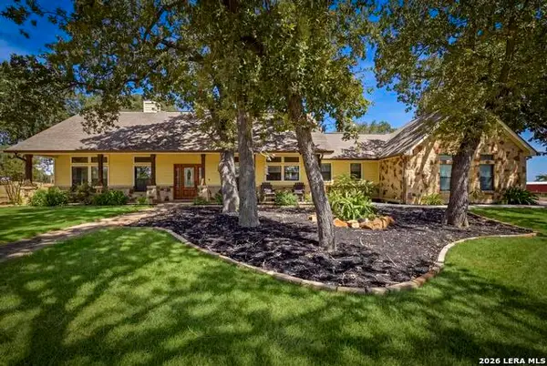 15 Post Oak Rd, La Vernia, TX 78121