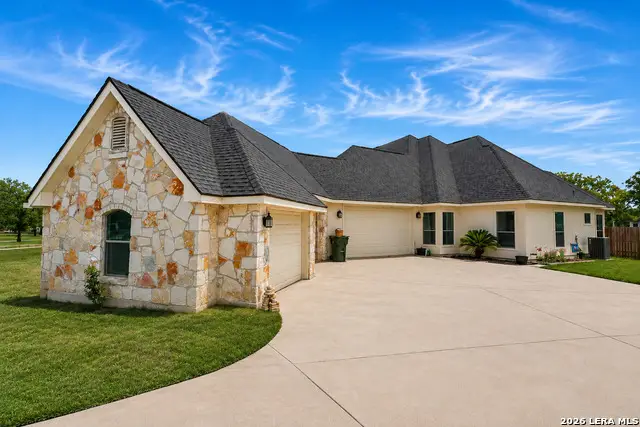 105 N Abrego Crossing, Floresville, TX 78114 - #2