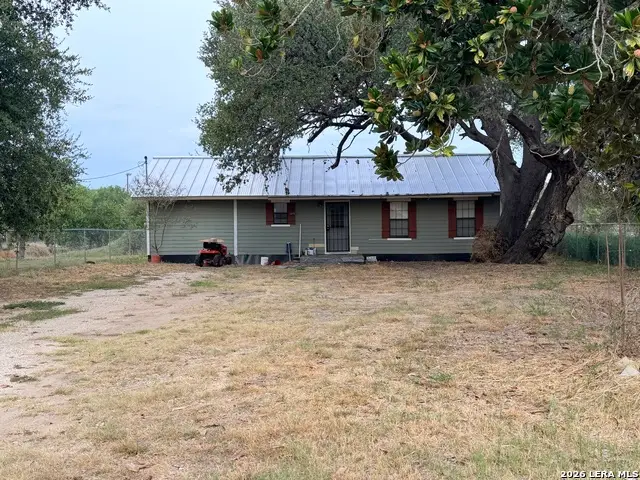 1008 N Main St, Pleasanton, TX 78064 - #1